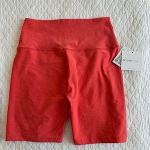 Beyond Yoga Biker Shorts XL in Pink